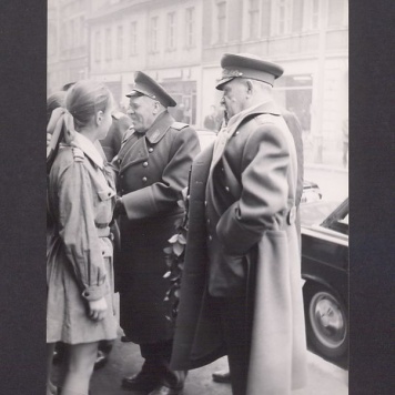 Wizyta żołnierzy radzieckich. Ulica Chrobrego.