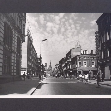 Ulica Chrobrego z widokiem w kierunku katedry.