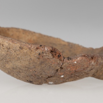 Czerpak kształtu półkulistego z taśmowatym uchem