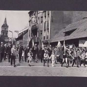 1 Maja 1972 r. w Gnieźnie. Ul. Chrobrego.