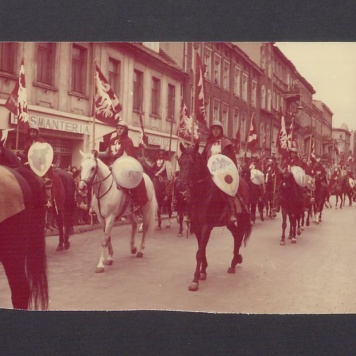 Jarmark Bartłomiejski. Grupa wojów na koniach na ul. Chrobrego.