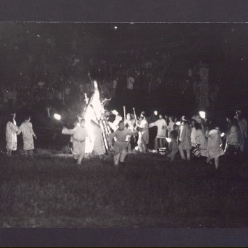 Jarmark Bartłomiejski. Zabawy przy ognisku.
