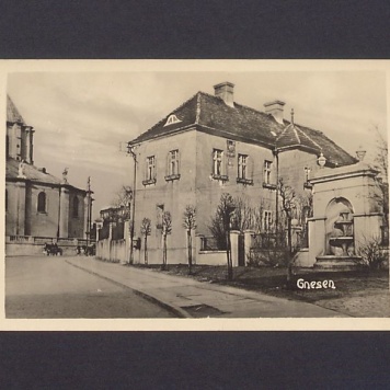 Widok z ulicy Łaskiego na bazylikę, zabudowania kanonii i źródełko.