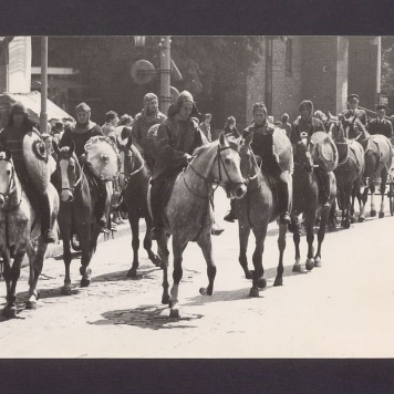 Jarmark Bartłomiejski. Wojowie przed kościołem garnizonowym.
