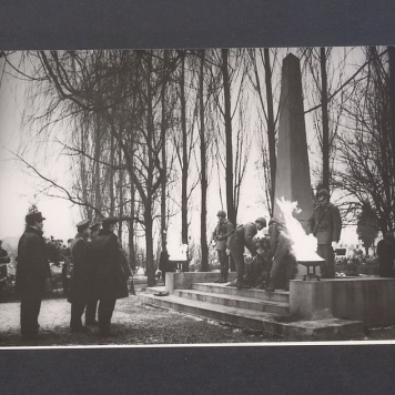 Pomnik poległych w II wojnie światowej, składanie wieńców.