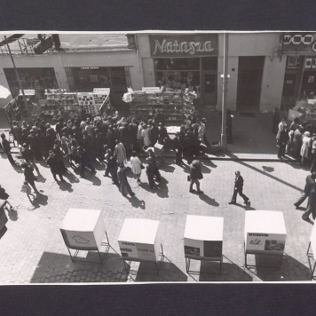 Kiermasz z okazji Dni Oświaty Książki i Prasy. Stoiska przy ul. Chrobrego.