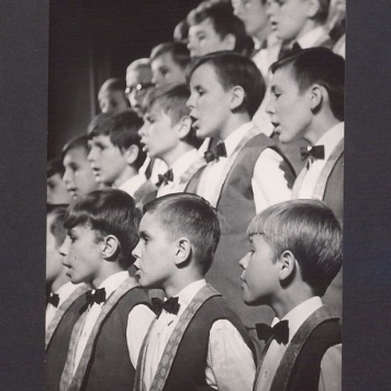 Odznaczenia pracowników Milicji Obywatelskiej z okazji Odrodzenia Polski. Koncert chóru chłopięcego "Szpaki".