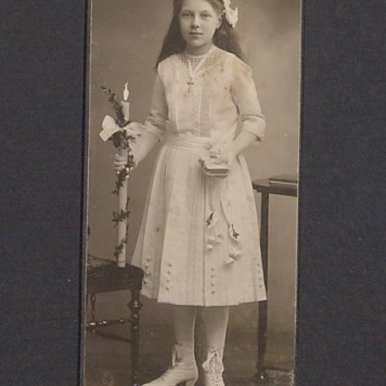 Portret komunijny dziewczynki.