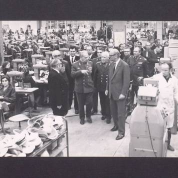 Wizyta żołnierzy radzieckich. Wielkopolskie Zakłady Obuwia (WZO) „Polania”.