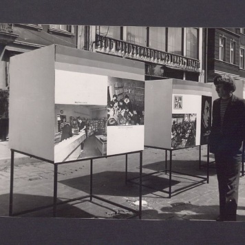 Kiermasz z okazji Dni Oświaty Książki i Prasy. Stoiska przy ul. Chrobrego.