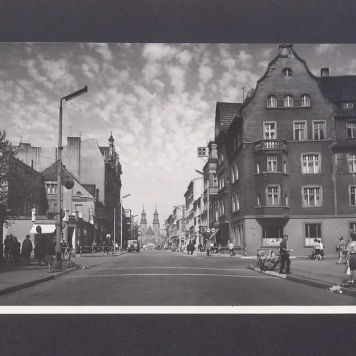 Ulica Chrobrego z widokiem na katedrę.