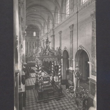 Nawa główna w katedrze. Widok z chóru.