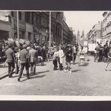 Kiermasz z okazji Dni Oświaty Książki i Prasy. Stoiska przy ul. Chrobrego.
