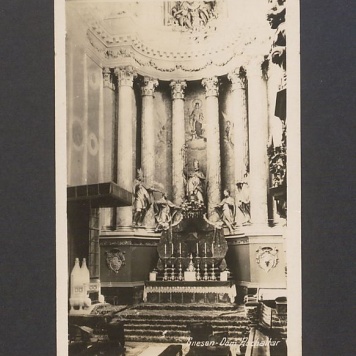 Ołtarz główny w katedrze.