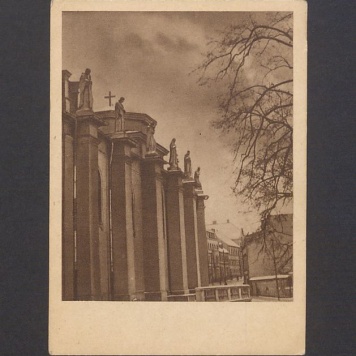 Gniezno - katedra. Skarpy bazyliki uwieńczone rzeźbami świętych i błogosławionych.