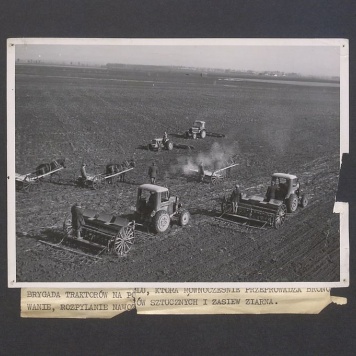 Brygada traktorów na polu [...]