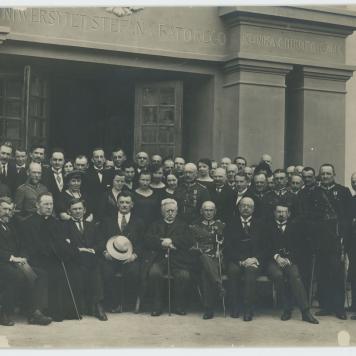 Fotografia zbiorowa pod Kliniką Chirurgiczną  Uniwersytetu Stefana Batorego w Wilnie