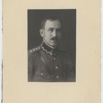 Fotografia przedstawiająca Mieczysława Trzeciaka w mundurze