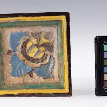 Kafel z motywem roślinnym