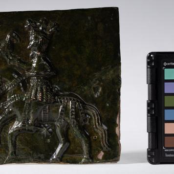 Kafel z wyobrażeniem króla na łowach z sokołem na ręku