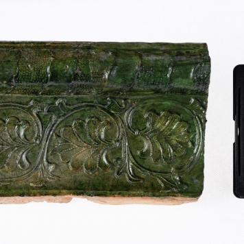 Kafel z motywem roślinnym