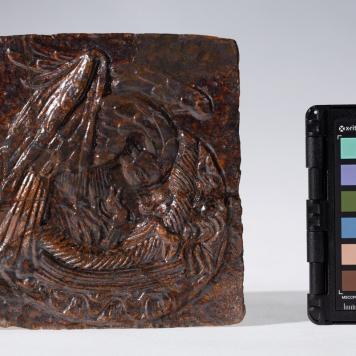 Kafel z wyobrażeniem pelikana w gnieździe