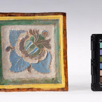 Kafel z motywem roślinnym