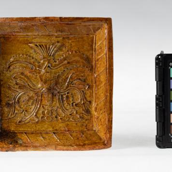 Kafel z motywem roślinnym