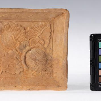 Kafel z motywem roślinnym