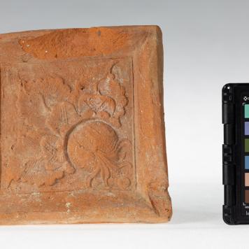 Kafel z motywem roślinnym