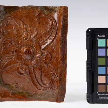 Kafel z motywem roślinnym