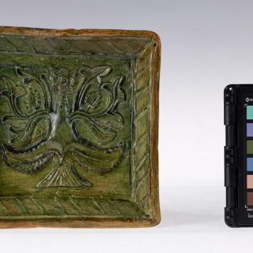 Kafel z motywem roślinnym