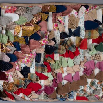 Dywanik ze ścinków tkanin