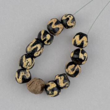 Kolia ze szklanych koralików