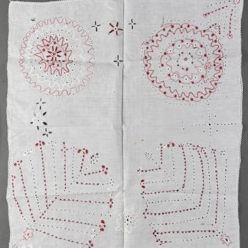 Serweta biała, prostokątna z czerwonym haftem