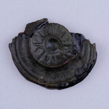 Fragment zdobionej tarczki z brązu