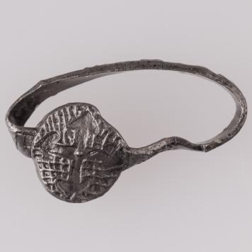 Pierścionek z krzyżem