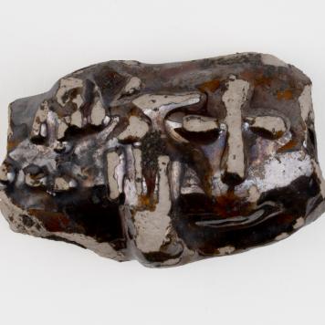 Fragment szkliwionej figurki świętego