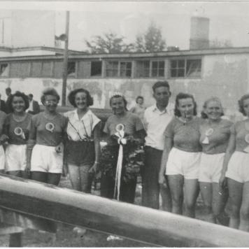 Fotografia czarno-biała, Zwycięska osada żeńska z trenerem Wł. Żyto