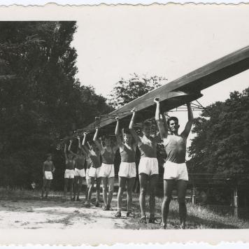 Fotografia, Zawodnicy (ósemka) z łodzią nad głowami