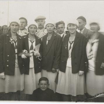 Fotografia grupowa, Zawodnicy w strojach galowych wioślarskich