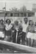 Fotografia czarno-biała, Zwycięska osada żeńska z trenerem Wł. Żyto